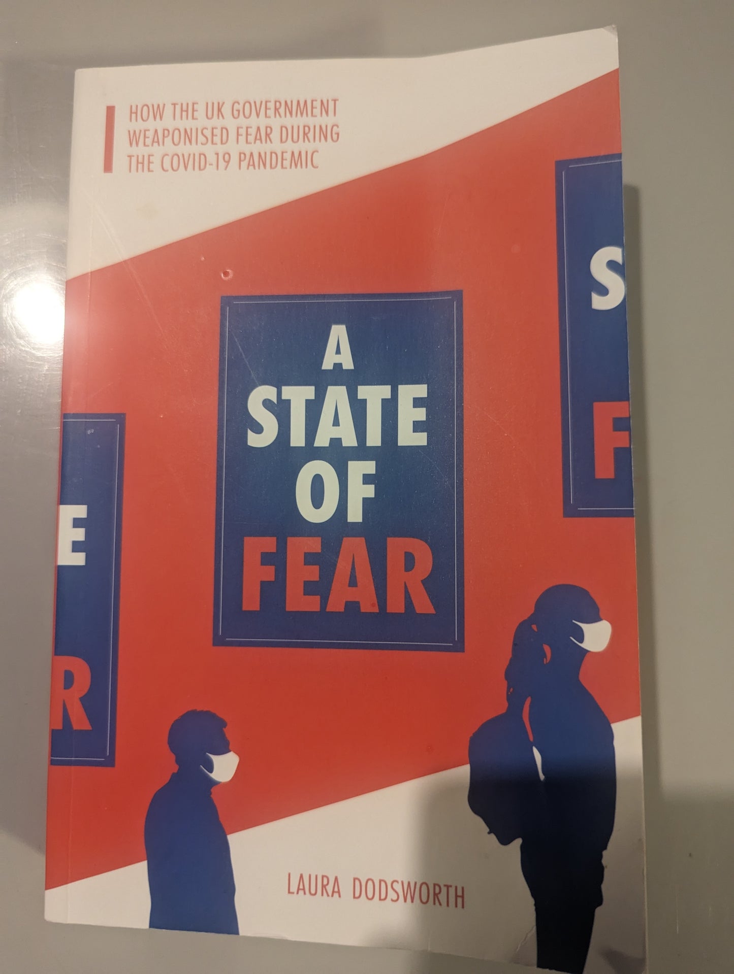 A State of Fear: How the UK government weaponised fear during the Covid-19 pandemic (Paperback) by Laura Dodsworth