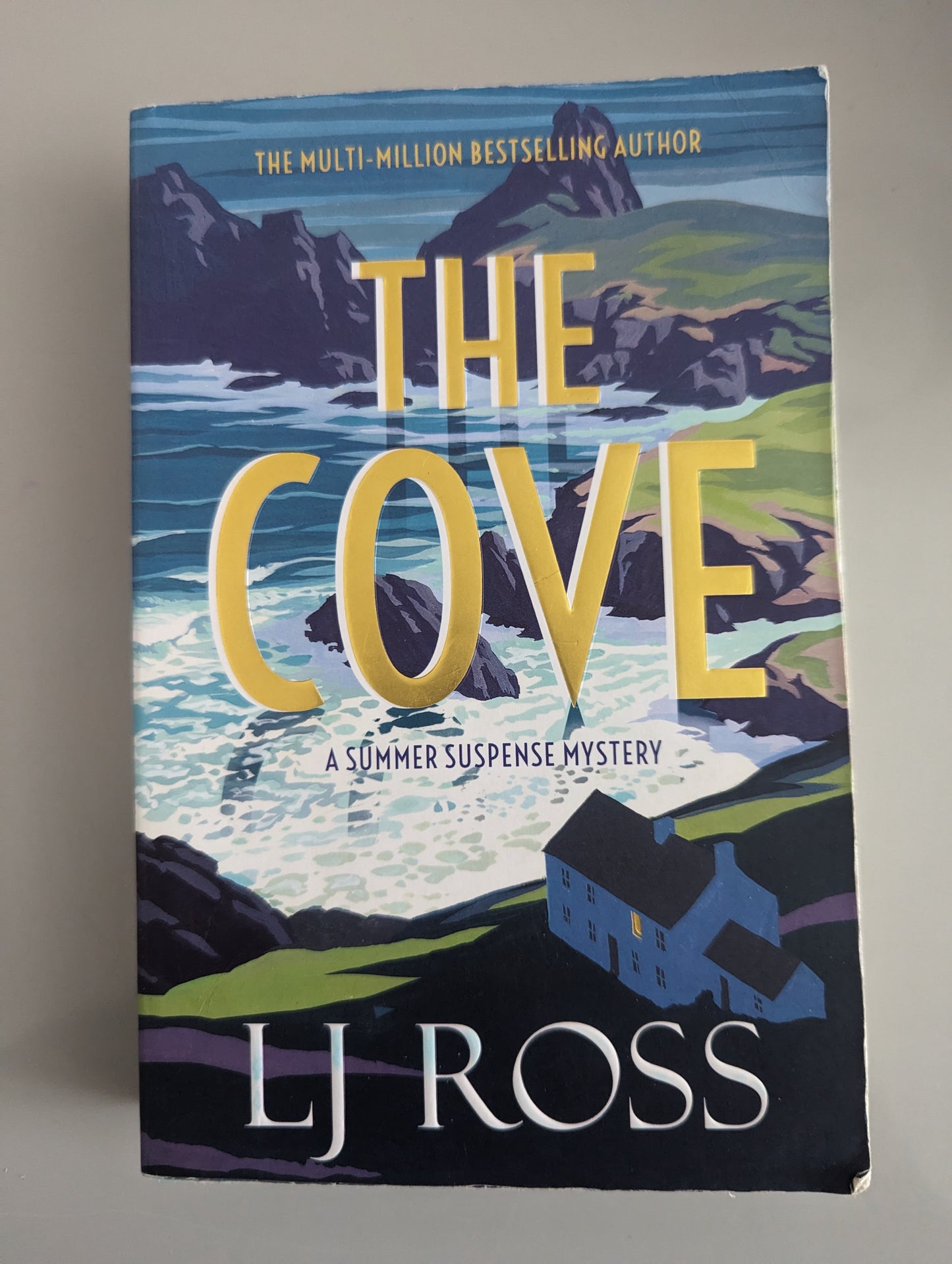 The Cove: A Summer Suspense Mystery - The Summer Suspense Mysteries (Paperback) by LJ Ross