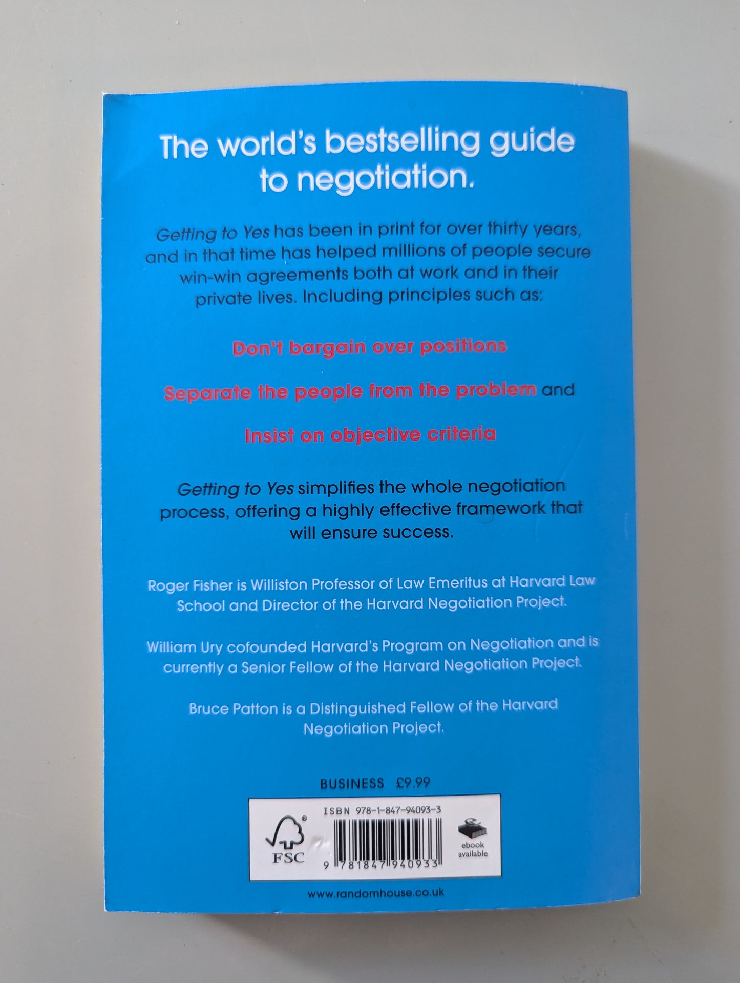 Getting to Yes: Negotiating an agreement without giving in (Paperback) by Roger Fisher